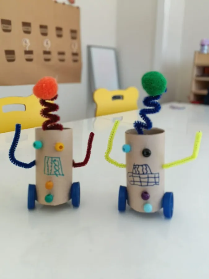Rulodan tekerlekli robot figürleri