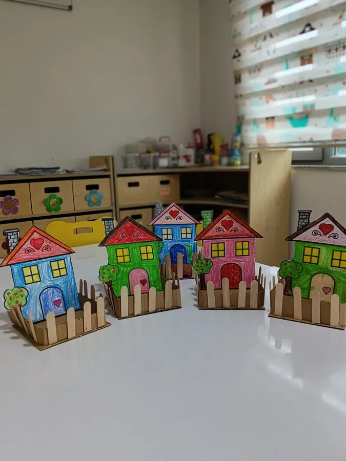 Kartondan ev maketleri ve çitler
