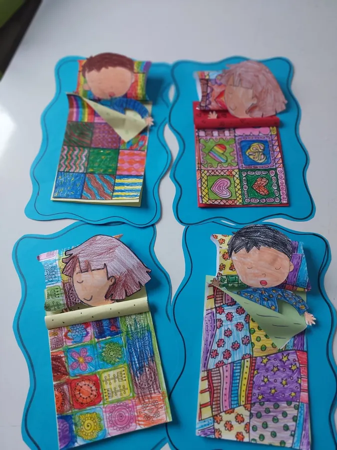 Desenli yorgan altında uyuyan çocuk resimleri