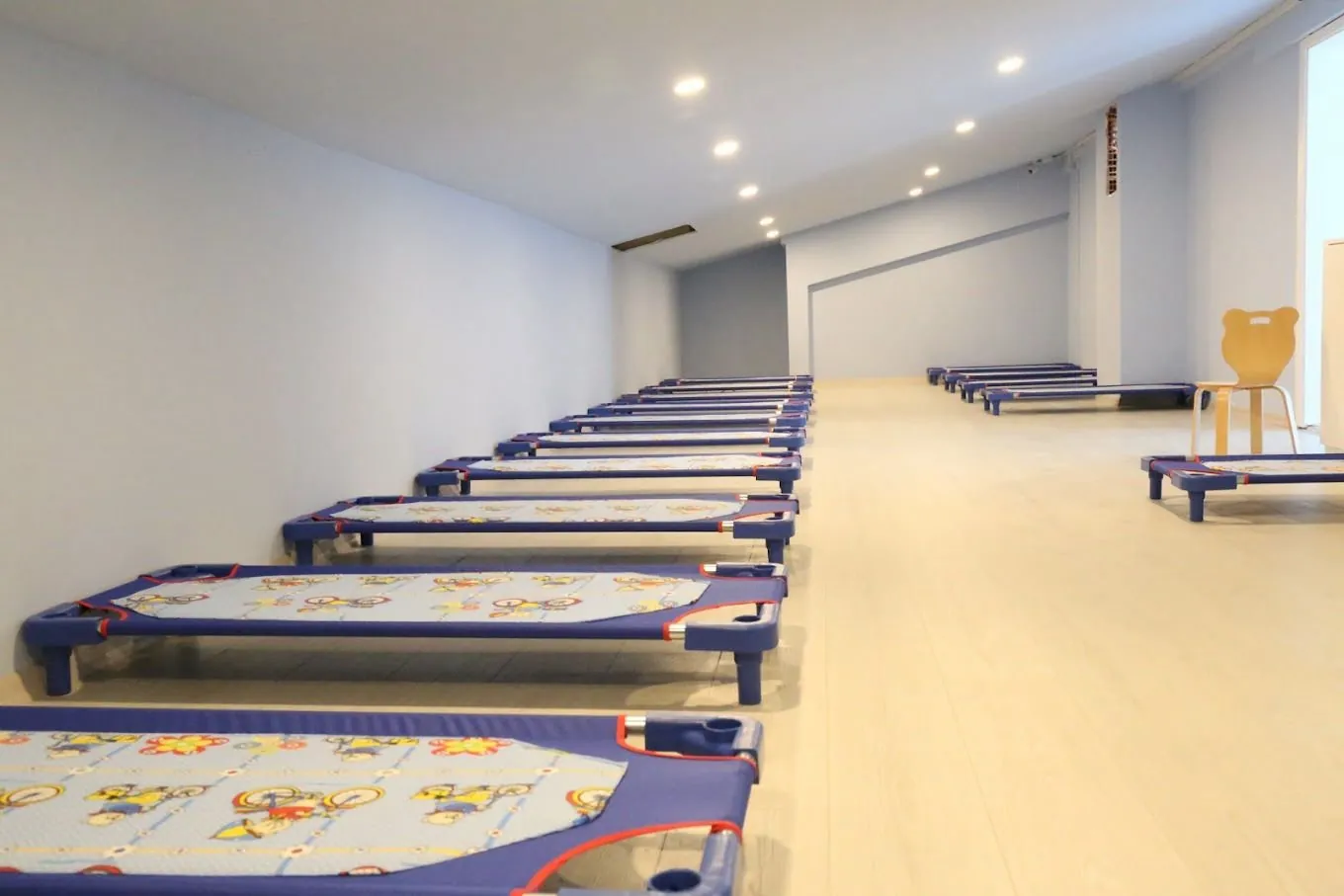 Dinlenme odası: sıra sıra çocuk yatakları