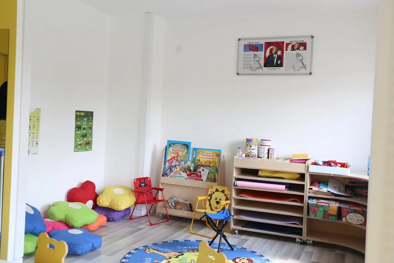 Sınıfın okuma köşesi: minderler, kitaplık ve oyuncaklar
