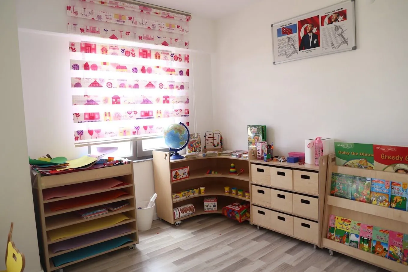 Sınıf: raflarda materyaller, kitaplık ve dünya küresi