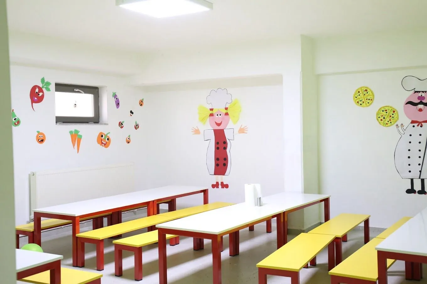 Yemekhane: çocuk boyu masalar ve banklar